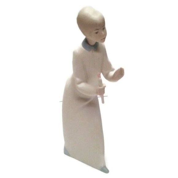 Lladro Porcelain Figurine Boy Holding Candle Elegant Matte Collectible Rare - Picture 2 of 8